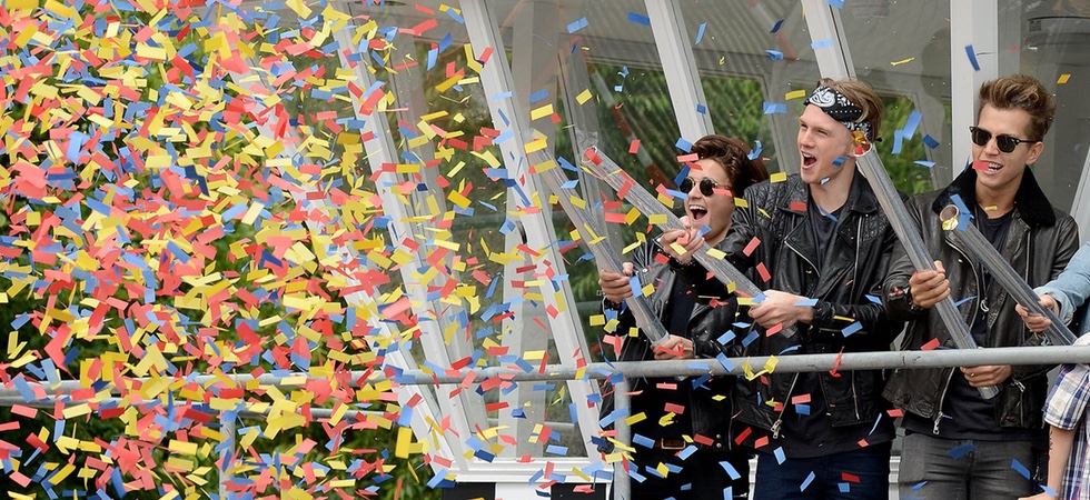 Personas usando cañones de confeti 