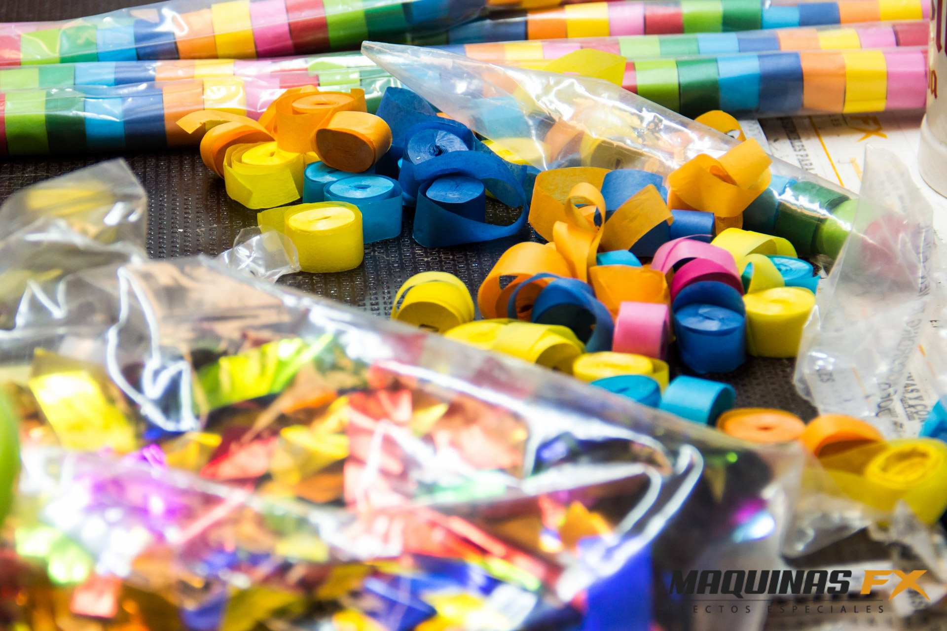 Manipulación de serpentinas para las fiestas de Carnaval 2019